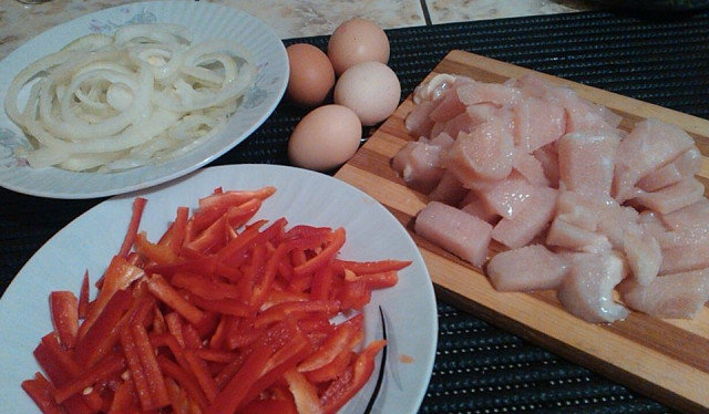 Запеканка с пилешко филе и червени пиперки