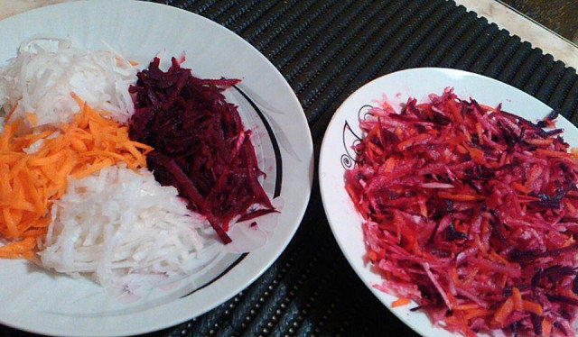 Витаминозна салата от цвекло, два вида ряпа и моркови