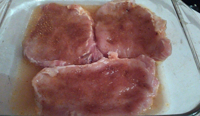 Запечени на фурна свински пържоли с боб, чушки и кашкавал