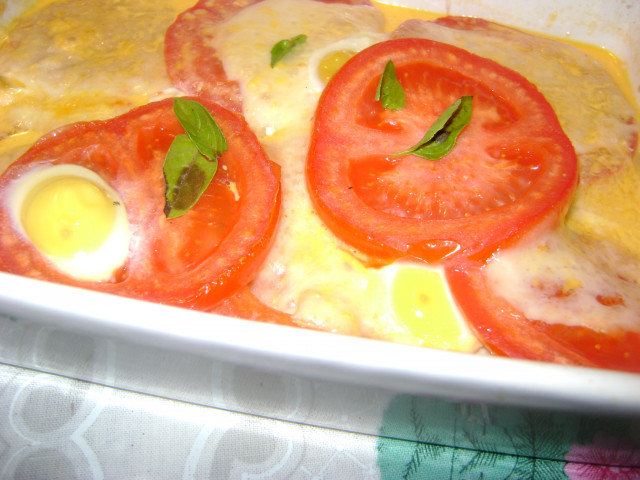 Бърза доматена запеканка с моцарела и пъдпъдъчи яйца