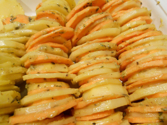 Шарени картофи на фурна с розмарин и чесън