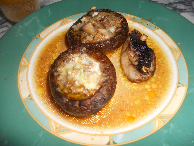 Кафяви печурки на фурна с масло и чесън