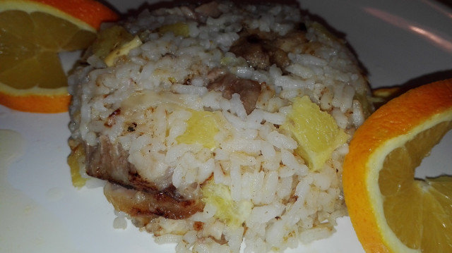 Късчета от свинско месо с ориз и портокал