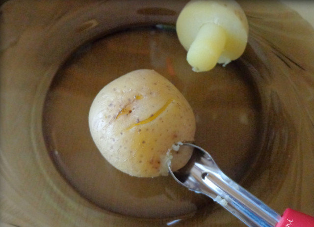 Сготвена винена свинска плешка, гарнирана с гъби от картофи