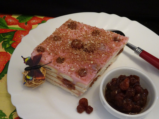 Постна бисквитена торта със сладко от горски ягоди
