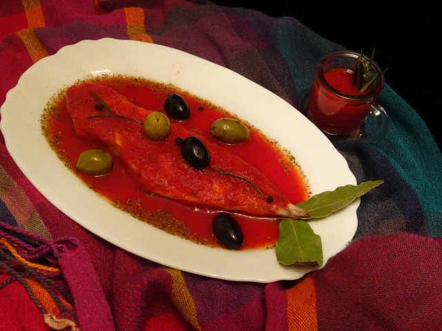 Филе от риба с доматен сос и маслини