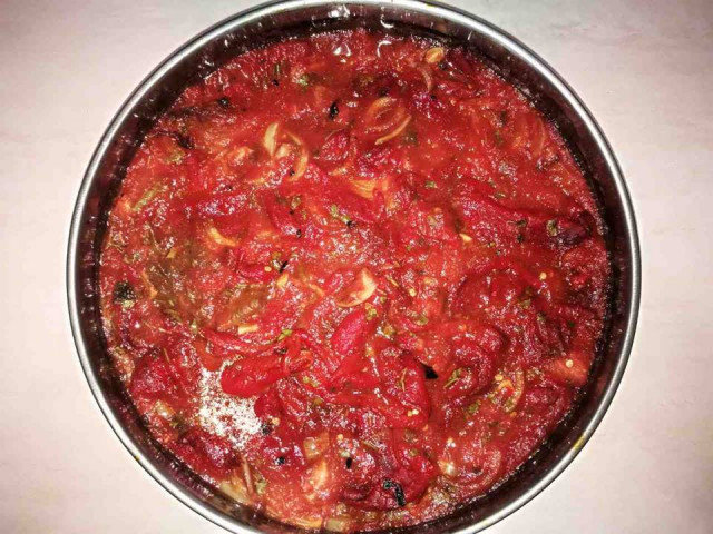 Печени чушки в тава с доматен сос и сирене във фурна