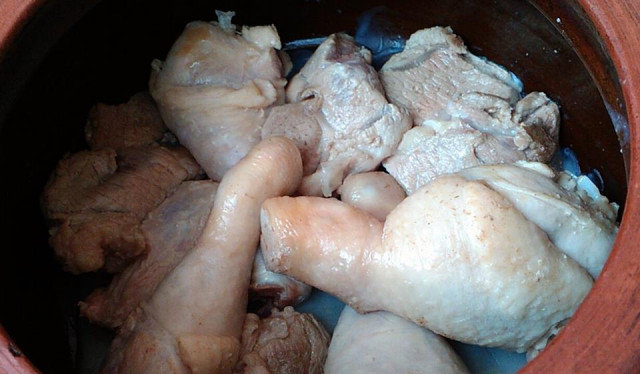 Кисело зеле в гювеч със свинско и пилешко