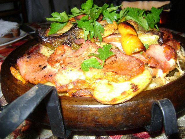 Запечен сач със свинско бонфиле