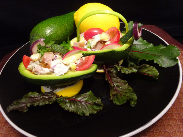 Празнична салата с пуешко месо и авокадо