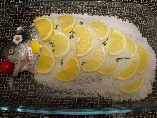 Сьомгова пъстърва в кора от лимонена сол