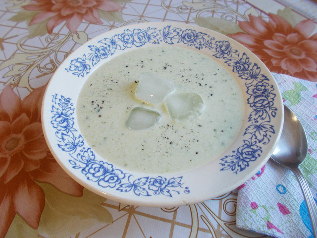 Супа от краставици и босилек