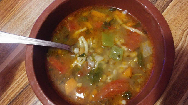 Вкусна супа с леща и елда