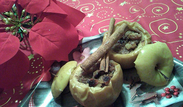 Коледни печени ябълки с пълнеж от орехи и стафиди