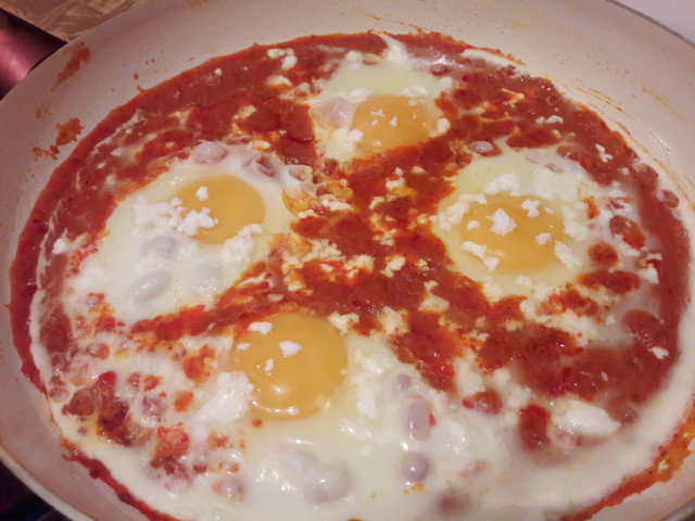 Вкусни яйца с доматен сос