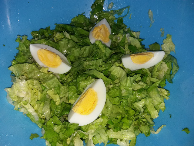 Зелена салатка със сварено яйце