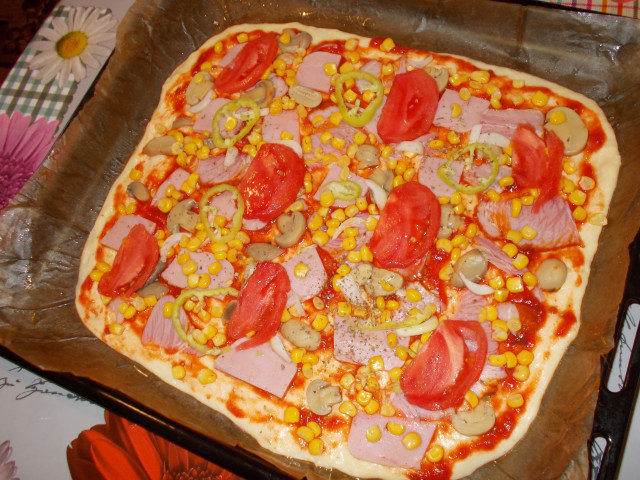 Домашна пица с царевица и пушено свинско