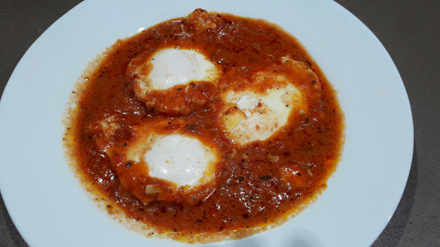 Забулени яйца в доматен сос
