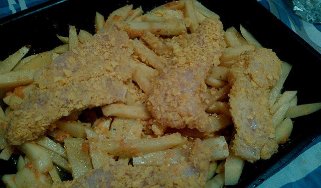 Хрупкави пилешки хапки с корнфлейкс и картофи на фурна