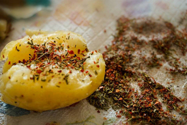 Печени картофи с шарена сол