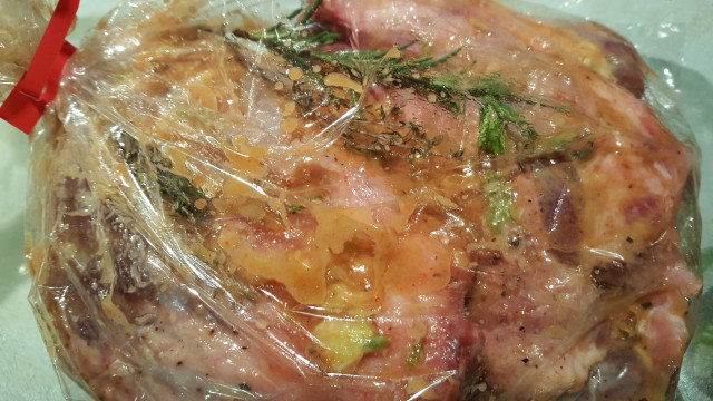 Маринован свински джолан в плик на фурна