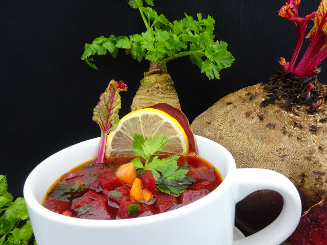 Здравословна супа от червено цвекло