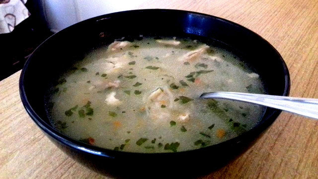 Вкусна богата пилешка супа