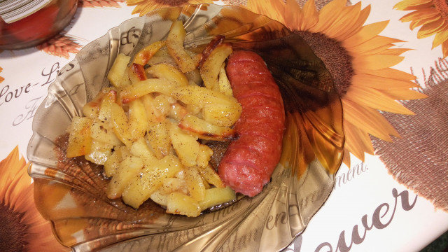 Запечени картофи с наденица
