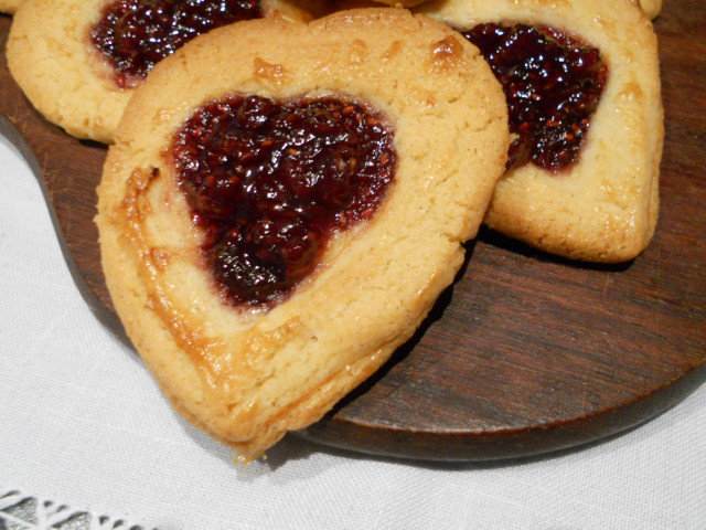 Маслени бисквити с малиново сладко за Св. Валентин