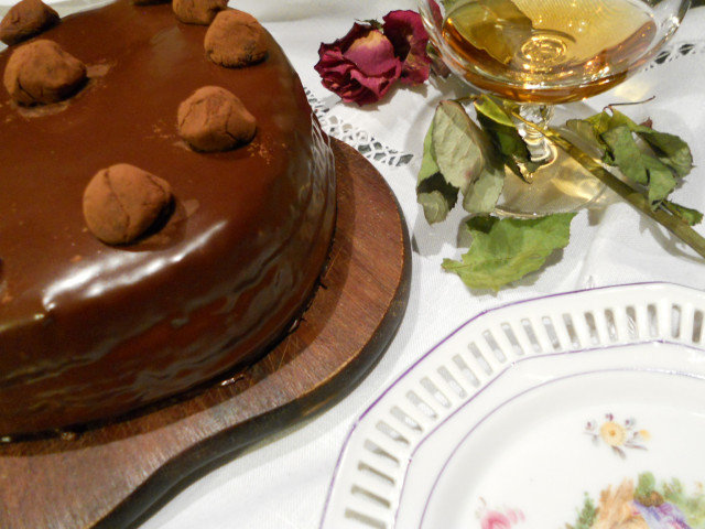 Торта Шоколадов шифон във форма на сърце