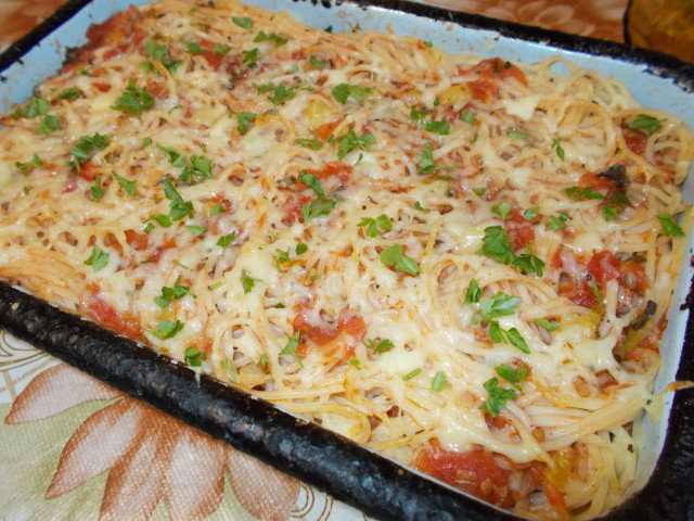 Спагети с чоризо, кайма и доматен сос на фурна