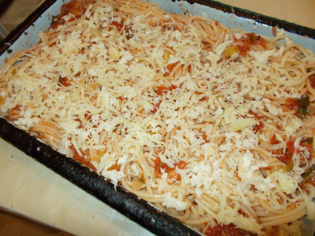 Спагети с чоризо, кайма и доматен сос на фурна