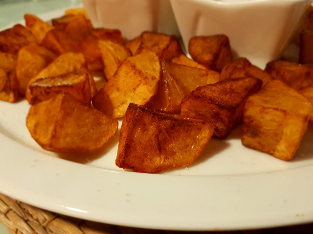 Пържени картофи Бравас с чеснова майонеза (Patatas Bravas)