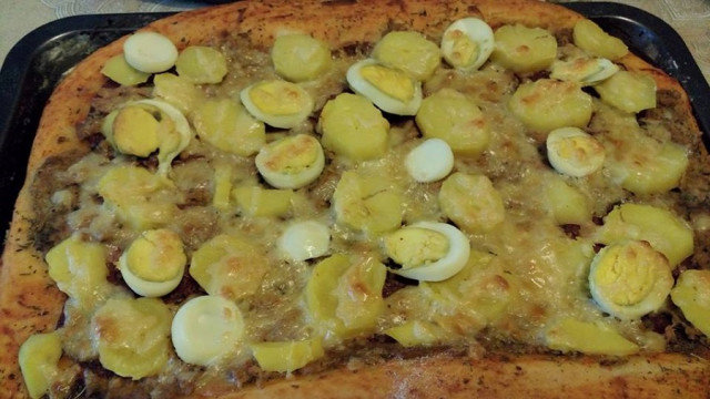 Пухкава пица с риба тон