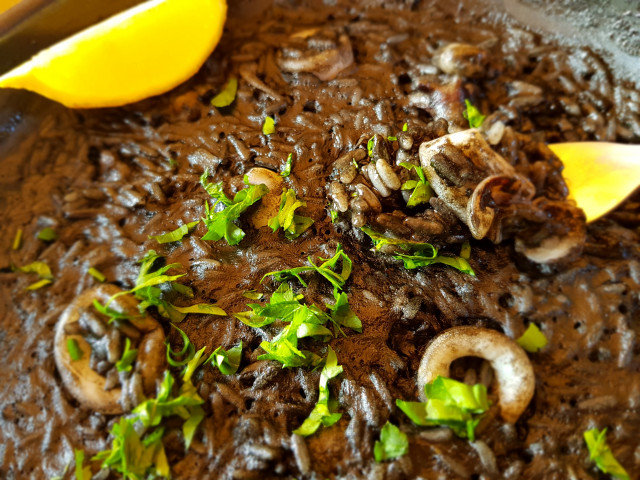Черна паеля (Paella negra de marisco)