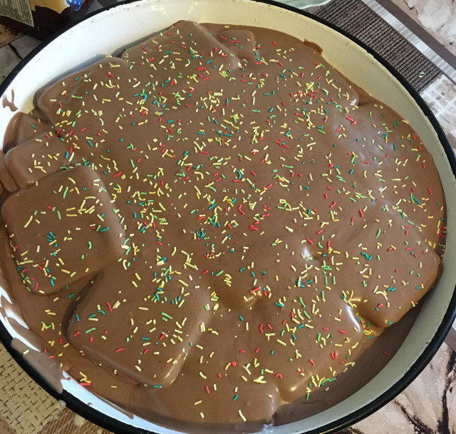 Бисквитена торта с течен шоколад и сметана