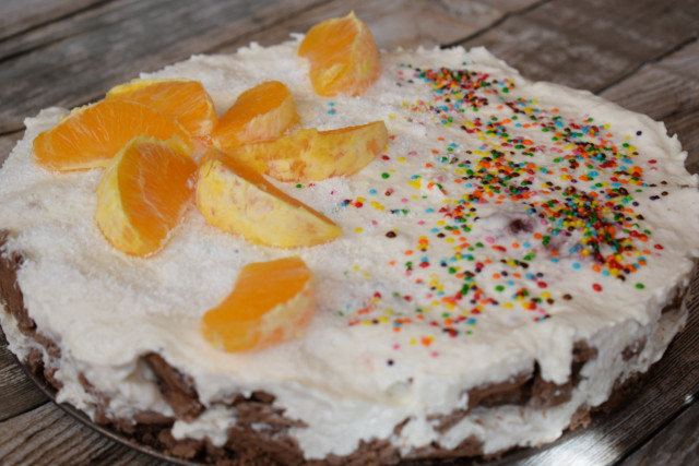 Бисквитена торта с кисело мляко и желатин