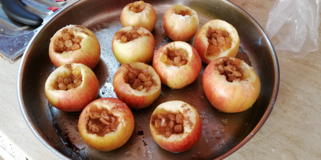 Печени ябълки пълнени със стафиди, канела и ванилова захар