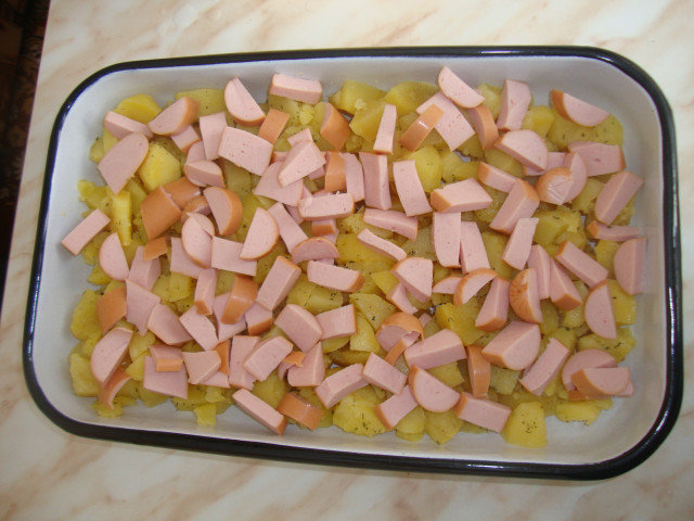 Запеканка с картофи, колбас и заливка