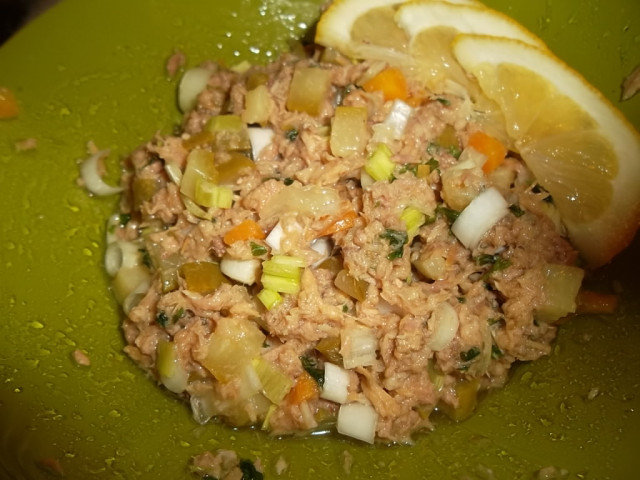 Бърза салата с риба тон и кисели краставички