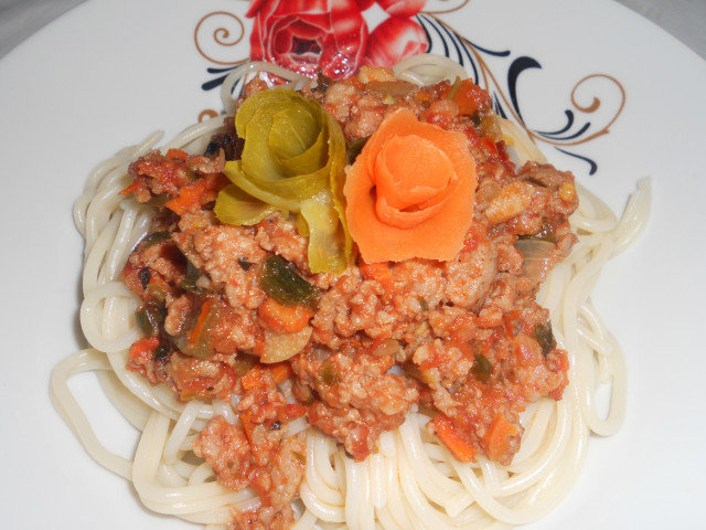 Спагети с кайма и зеленчуци