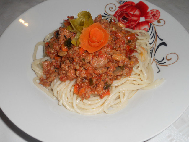 Спагети с кайма и зеленчуци
