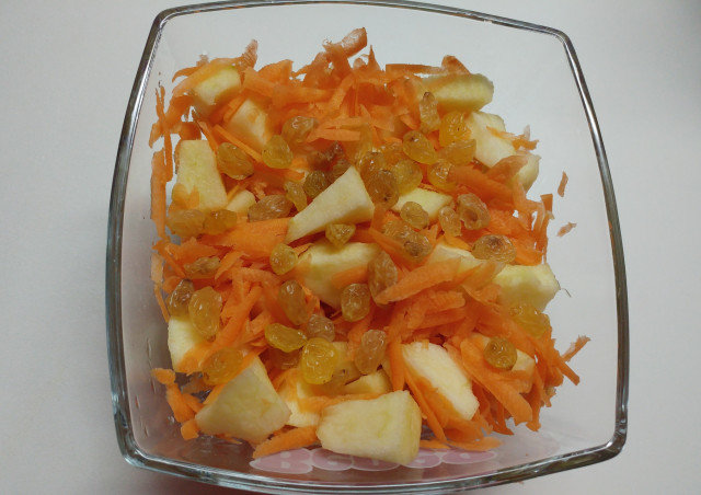 Салата с ябълки, моркови и стафиди