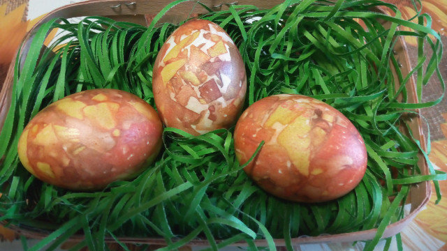 Боядисани мраморни яйца с люспи от лук