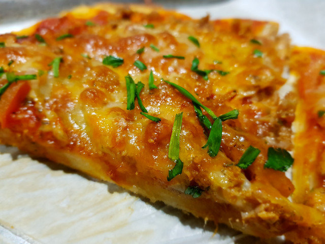 Пица с риба тон, пармезан и домати