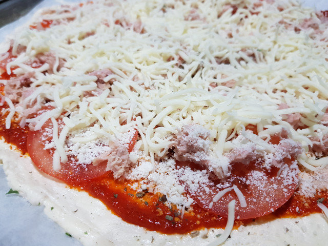 Пица с риба тон, пармезан и домати