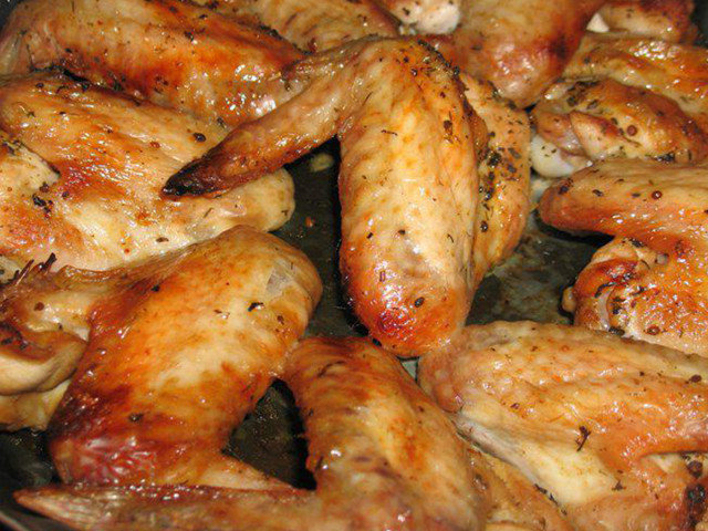 Печени пилешки крилца с подправки