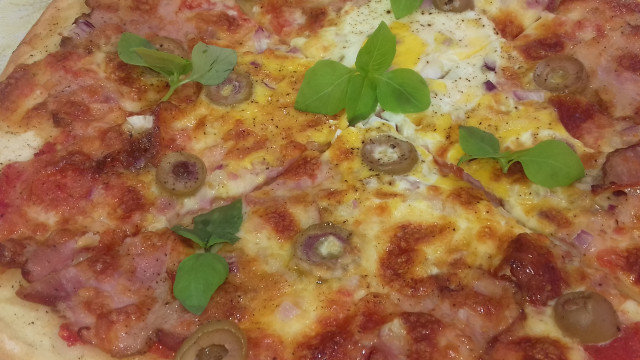 Пица с бекон, лук и маслини