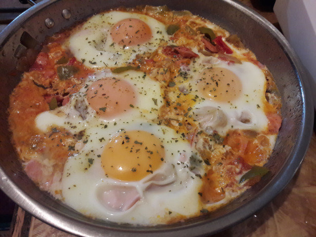 Яйца с домати и чушки на тиган