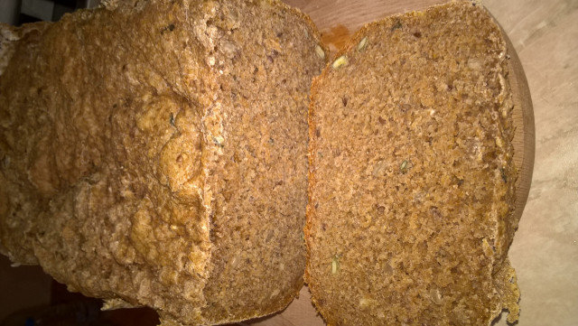 Лесен пълнозърнест хляб в хлебопекарна